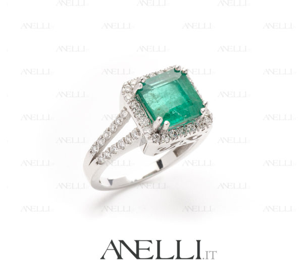 Anello con Smeraldo Colombiano di 3 Carati e Diamanti